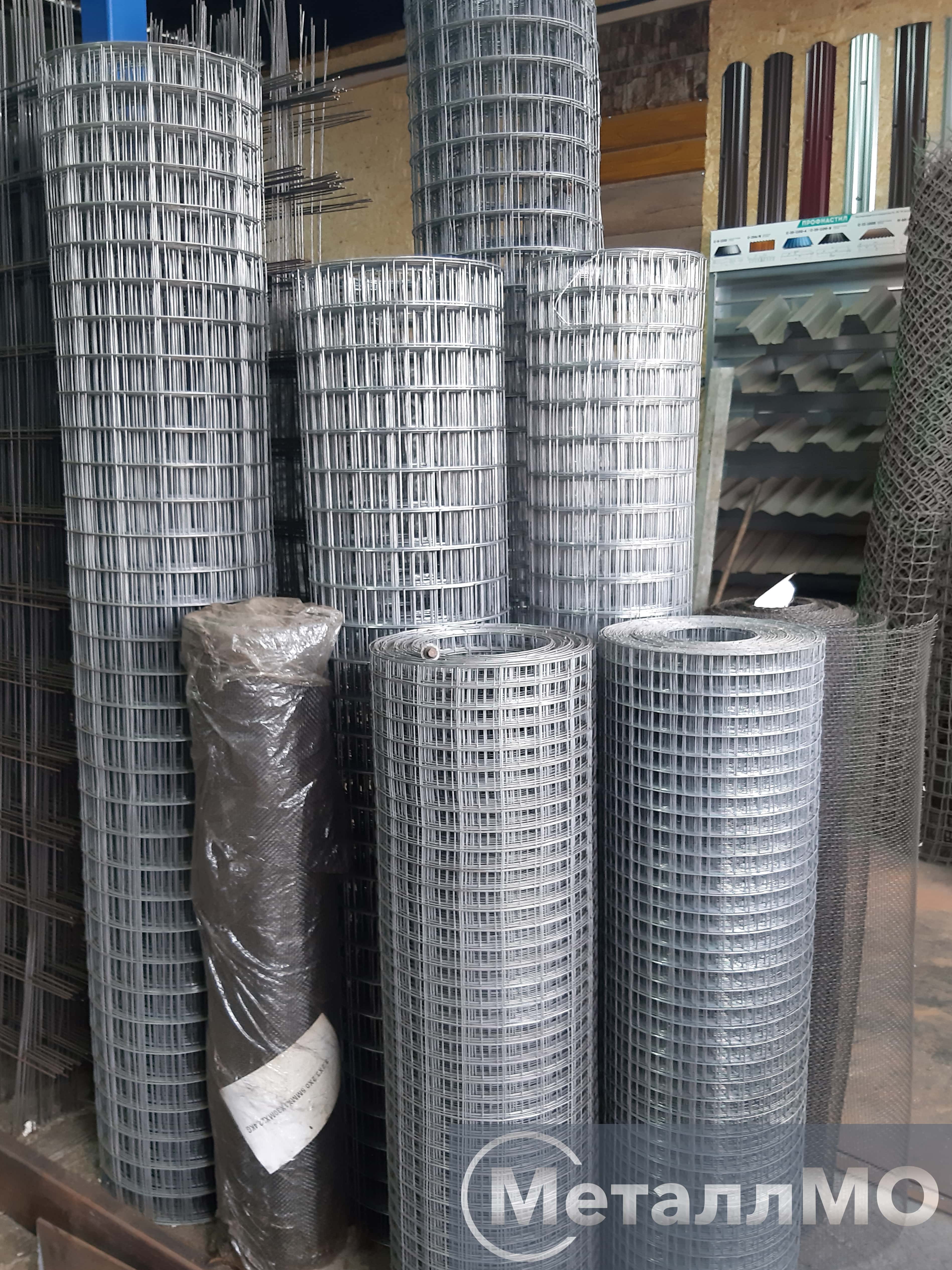 setka svarnaya otsinkovannaya 12kh12kh1 2 mm v rulonakh 1kh15 m